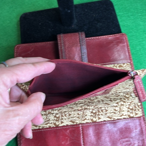 FOSSIL VINTAGE IN RICH RED LEATHER LONG WALLET - Picture 8 of 15
